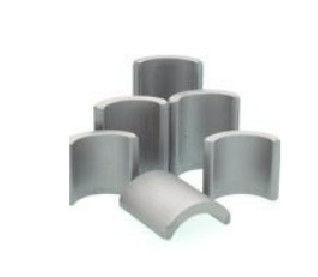 Imã permanente de ferrita de alta coerção para utilização industrial