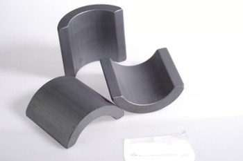 Imãs de ferrite permanente resistentes a altas temperaturas para aplicações industriais