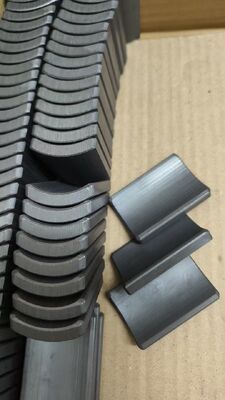 Ímã de Arco de Ferrite Sinterizado Grau Y30BH com Temperatura Máxima de Operação de 250C e Magnetização Radial para Motor de Partida de Carro